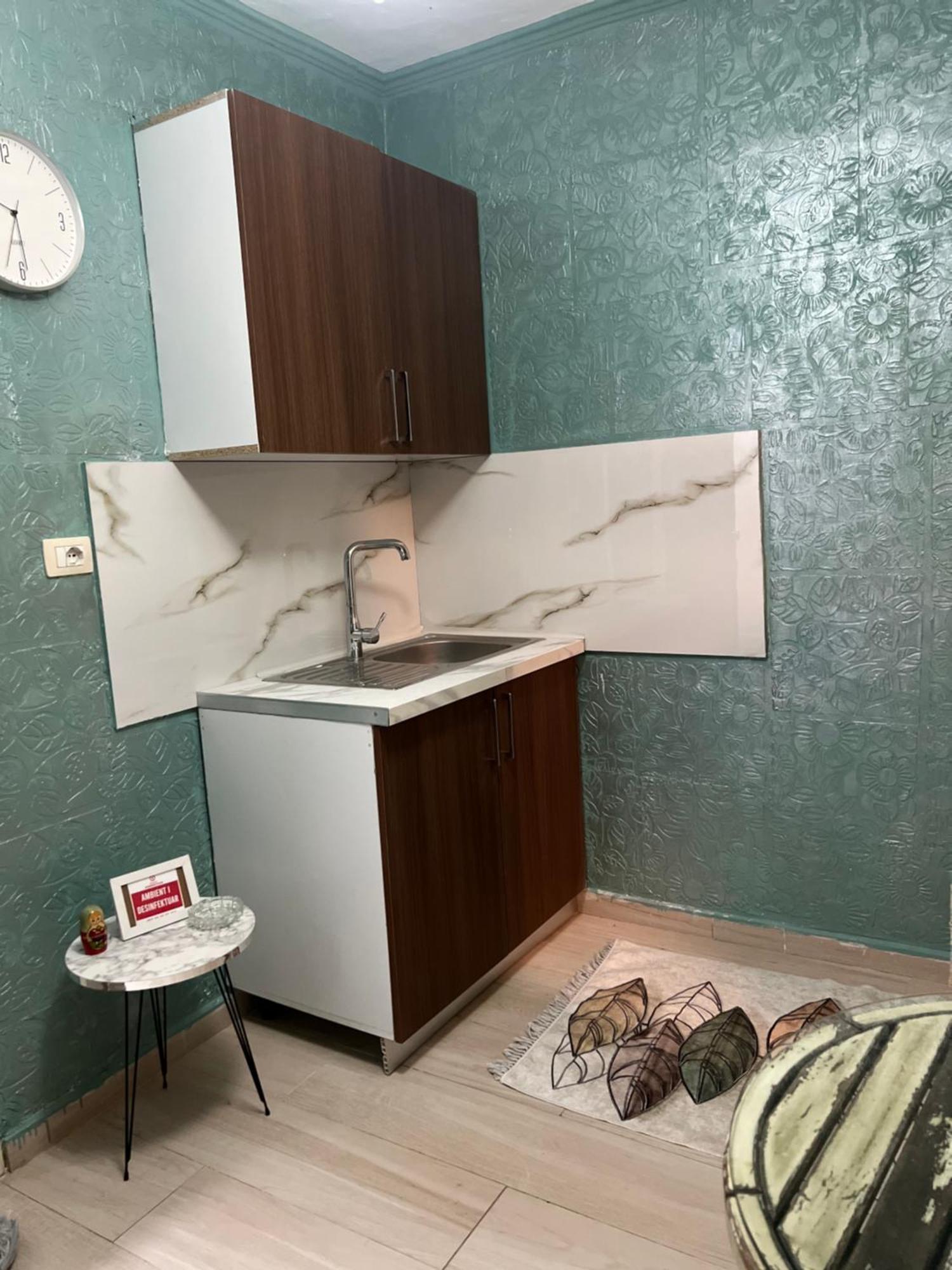 Central Cozy Apartment Old Train Station 티라나 외부 사진